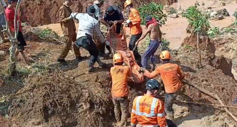 Warga Bersama Tim Gabungan saat Evakuasi Korban Tertimbun Longsor. Foto : Asrul Ariski.
