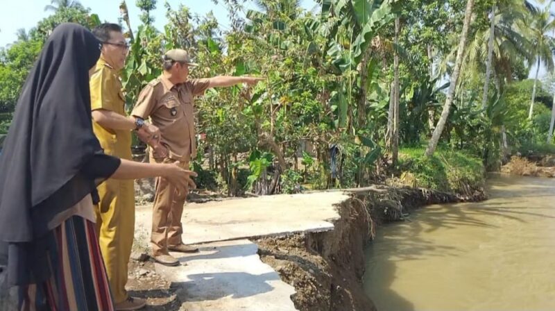 Pemerintah Provinsi Pemerintah Provinsi Lampung saat Survey Paska Tanggul Way Belu Tanggamus Jebol. Foto : Herdi.