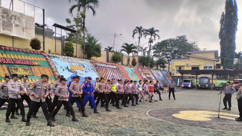 Jajaran Polres Tanggamus saat menggelar latihan Dalmas Awal Sat Samapta, di Lapangan Mapolres setempat, Kamis (30/5/2024)