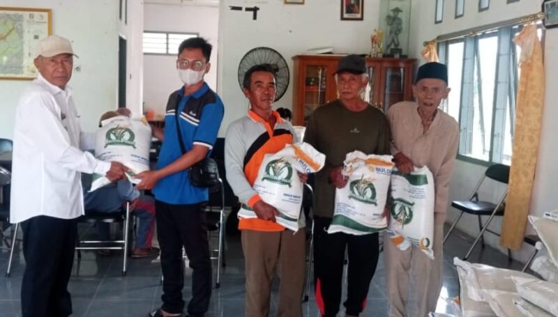 Penyaluran Beras Bantuan Cadangan Pemerintah Tahap Kelima di Pekon Kutawaringin, Adiluwih, Pringsewu, Kamis 30 Mei 2024. Foto : Pemkon Kutawaringin.