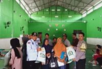 Kepala Pekon Sukarame Bersama Bhabinkamtibmas saat Menyalurkan Bantuan Beras Ketahanan Pangan, Rabu 8 Mei 2024.