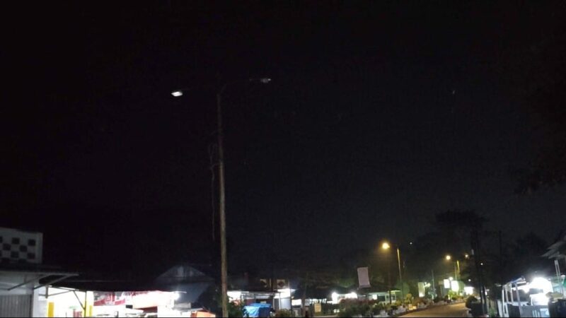 Kondisi lampu PJU yang mati dan rusak di Jalan Raden Intan, Liwa, Lampung Barat.