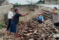 Warga dan Polisi saat Melakukan Pembersihan Puing Rumah Milik Sugeng di Sidoharjo, Pringsewu, Minggu 2 Juni 2024. Foto : Polres Pringsewu.