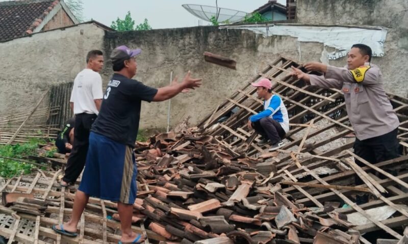 Warga dan Polisi saat Melakukan Pembersihan Puing Rumah Milik Sugeng di Sidoharjo, Pringsewu, Minggu 2 Juni 2024. Foto : Polres Pringsewu.