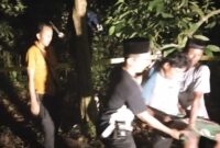 Korban Supriyanto saat Dievakuasi Petugas dan Warga, Sabtu 1 Juni 2024. Foto : Polres Tanggamus.