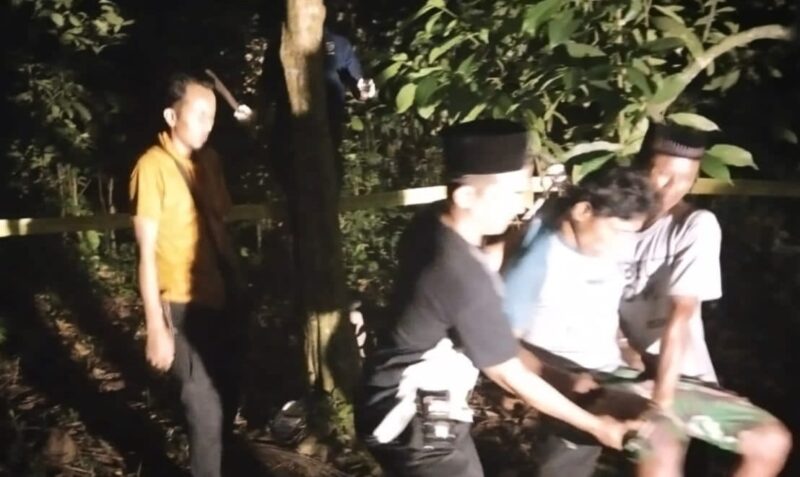 Korban Supriyanto saat Dievakuasi Petugas dan Warga, Sabtu 1 Juni 2024. Foto : Polres Tanggamus.