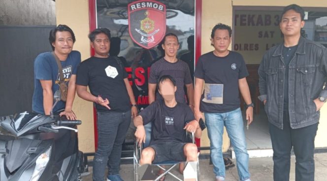 
 Tersangka Z Diatas Kursi Roda Sebelum Dijebloskan ke Sel Tahanan Polres Lampung Utara, Minggu 2 Juni 2024. Foto : Polres Lampung Utara.