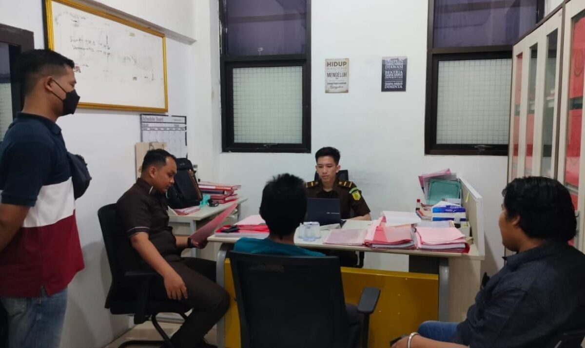 Tersangka Rabudin saat Dilimpahkan Polisi ke Cabjari Talang Padang, Senin, 3 Juni 2024. Foto : Polres Tanggamus.