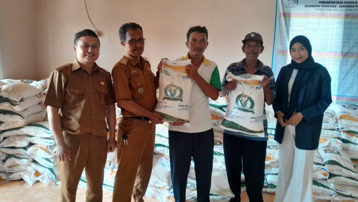 Kepala Pekon Sukorejo, Pardasuka, Pringsewu saat Menyalurkan Beras Cadangan Prmerintah kepada Warganya, Senin 3 Juni 2024. Foto : Samuel/Media Prioritastv.com.
