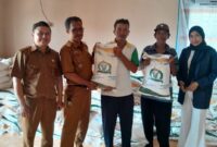 Kepala Pekon Sukorejo, Pardasuka, Pringsewu saat Menyalurkan Beras Cadangan Prmerintah kepada Warganya, Senin 3 Juni 2024. Foto : Samuel/Media Prioritastv.com.