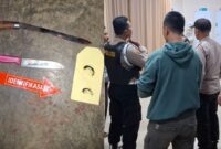 Barang Bukti Penganiayaan dan saat Polisi Melakukan Penjagaan Pelaku Pembacokan Ibu Kandung, Rabu 6 Juni 2024. Foto : Polres Pringsewu.