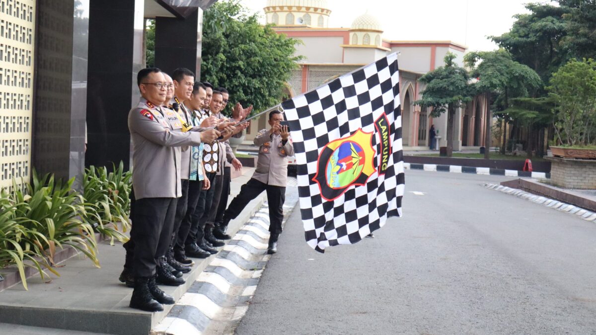 Kapolda Lampung Irjen Pol Helmy Santika saat Melepas Keberangkatan Peserta Kemala Run 2024. Dok. Bidhumas Polda Lampung.