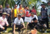 Pejabat Bupati Tanggamus, Mulyadi Irsan saat Menanam Pohon di Pantai Soumil Wonosobo, Jumat 7 Juni 2024. Foto : Aldo/Media Prioritastv.com.