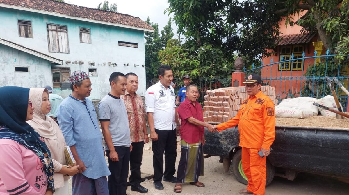 Penyerahan Bantuan Material Rumah BPBD Tanggamus di Pekon Sinar Semendo Talang Padang, Sabtu 8 Juni 2024. Foto : Herdi/Media Prioritastv.com.