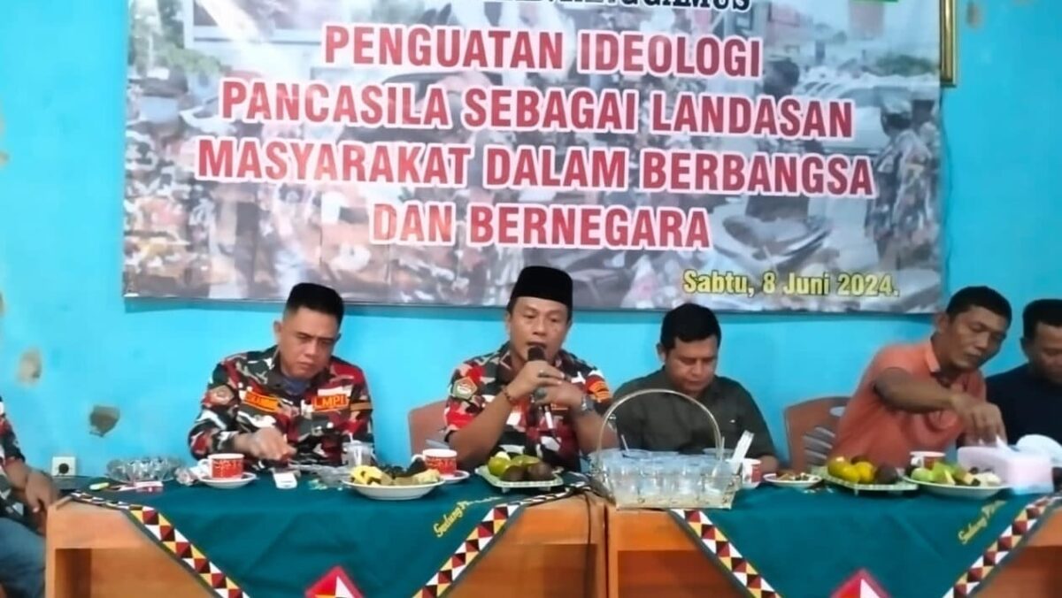Anggota DPRD Tanggamus Ahmad Parid saat Berikan Materi Penguatan Ideologi Pancasila dan Deklarasi Laskar Merah Putih di Cukuh Balak. Foto : Syamsul Kheir