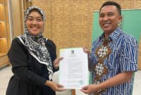 Penyerahan Surat Keputusan DPP PKB dari Ketua DPW PKB Lampung Chusnunia Chalim kepada Ketua DPC PDI Perjuangan Lampung Barat Parosil Mabsus pada Sabtu (8/6/2024).