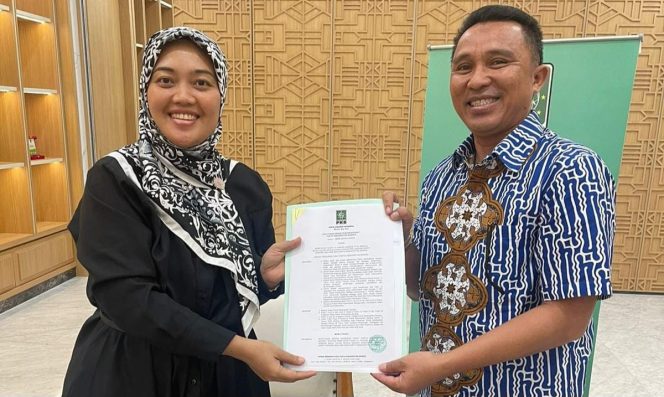 
 Penyerahan Surat Keputusan DPP PKB dari Ketua DPW PKB Lampung Chusnunia Chalim kepada Ketua DPC PDI Perjuangan Lampung Barat Parosil Mabsus pada Sabtu (8/6/2024).