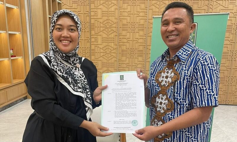 Penyerahan Surat Keputusan DPP PKB dari Ketua DPW PKB Lampung Chusnunia Chalim kepada Ketua DPC PDI Perjuangan Lampung Barat Parosil Mabsus pada Sabtu (8/6/2024).