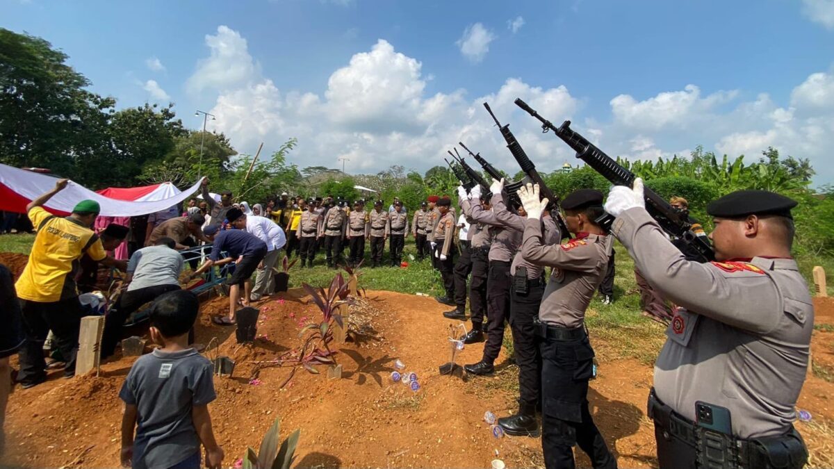 Prosesi Pemakaman Almarhum Aiptu Heri Barzani, KBO Satreskrim Polres Lamteng, Sabtu 8 Juni 2024. Foto : Polres Lampung Tengah.
