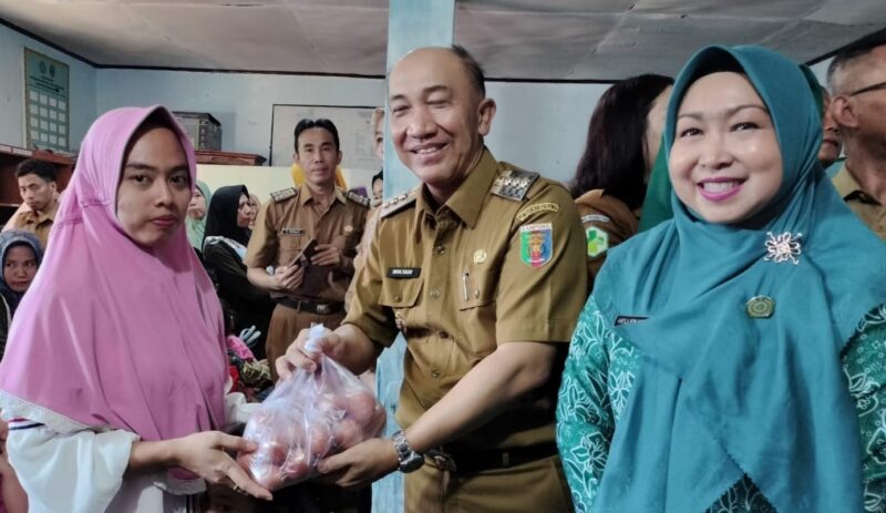 Penjabat (Pj) Bupati Tanggamus, Ir. Mulyadi Irsan saat Memberikan Telur kepada Warga di di Balai Pekon Tanjung Anom, Kecamatan Kota Agung Timur, Senin, 10 Juni 2024. Foto : Asrul Ariski 