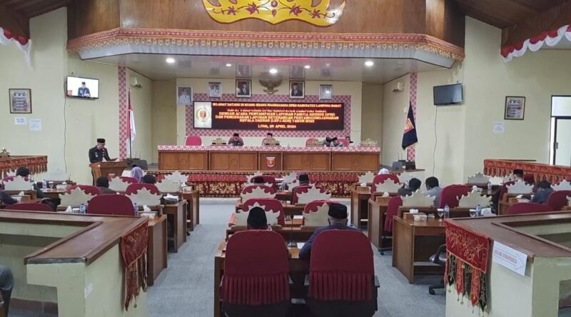 Anggota DPRD Lampung Barat saat Rapat Paripurna di Ruang Sidang Maghgasana.
