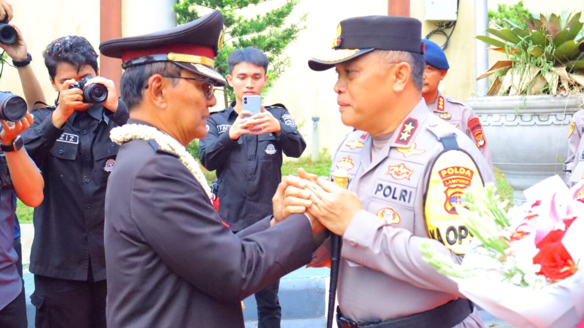 Kapolda Lampung Irjen Pol Helmy Santika S.H.S.I.K.M.Si., saat Melepas Purna Bhakti Kombes Pol Yosef Budi Medianto Karorena Polda Lampung. Dok. Bidhumas Polda Lampung.
