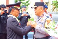 Kapolda Lampung Irjen Pol Helmy Santika S.H.S.I.K.M.Si., saat Melepas  Purna Bhakti Kombes Pol Yosef Budi Medianto Karorena Polda Lampung. Dok. Bidhumas Polda Lampung. 