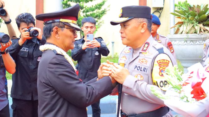 
 Kapolda Lampung Irjen Pol Helmy Santika S.H.S.I.K.M.Si., saat Melepas  Purna Bhakti Kombes Pol Yosef Budi Medianto Karorena Polda Lampung. Dok. Bidhumas Polda Lampung. 