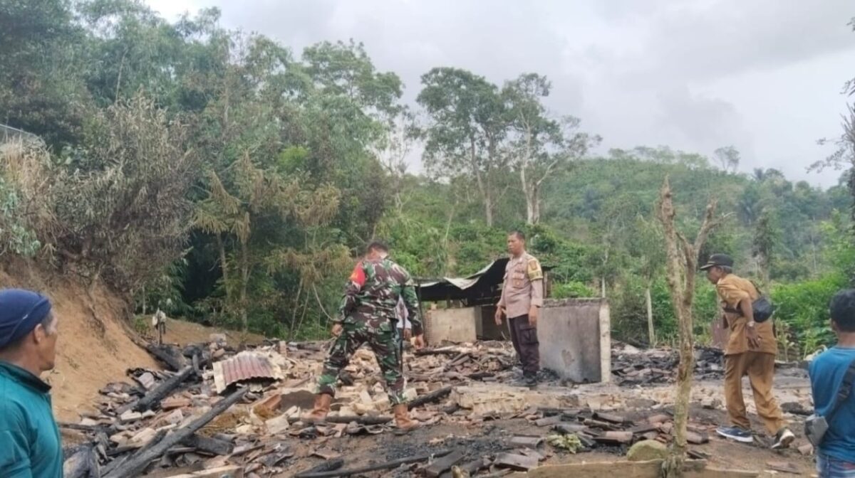 Bhabinkamtibmas dan Babinsa saat Melakukan Pemeriksaan Paska Kebakaran, Selasa 11 Juni 2024, siang. Foto : Polres Tanggamus.
