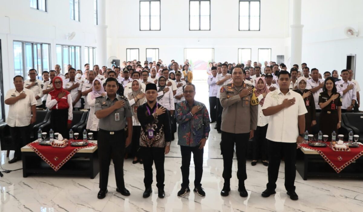 Kapolres Tanggamus AKBP Rinaldo Aser, SH. SIK. MSi., saat Sesi Foto Bersama Dengan Audien saat Menggelar Sosialisasi Sistem Peradilan Anak. Foto : Humas Polres Tanggamus. 