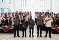 Kapolres Tanggamus AKBP Rinaldo Aser, SH. SIK. MSi., saat Sesi Foto Bersama Dengan Audien saat Menggelar Sosialisasi Sistem Peradilan Anak. Foto : Humas Polres Tanggamus. 