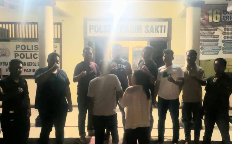 Kedua Tersangka Usai Ditangkap Polsek Pasir Sakti, Rabu 12 Juni 2024. Foto : Polres Lampung Timur.