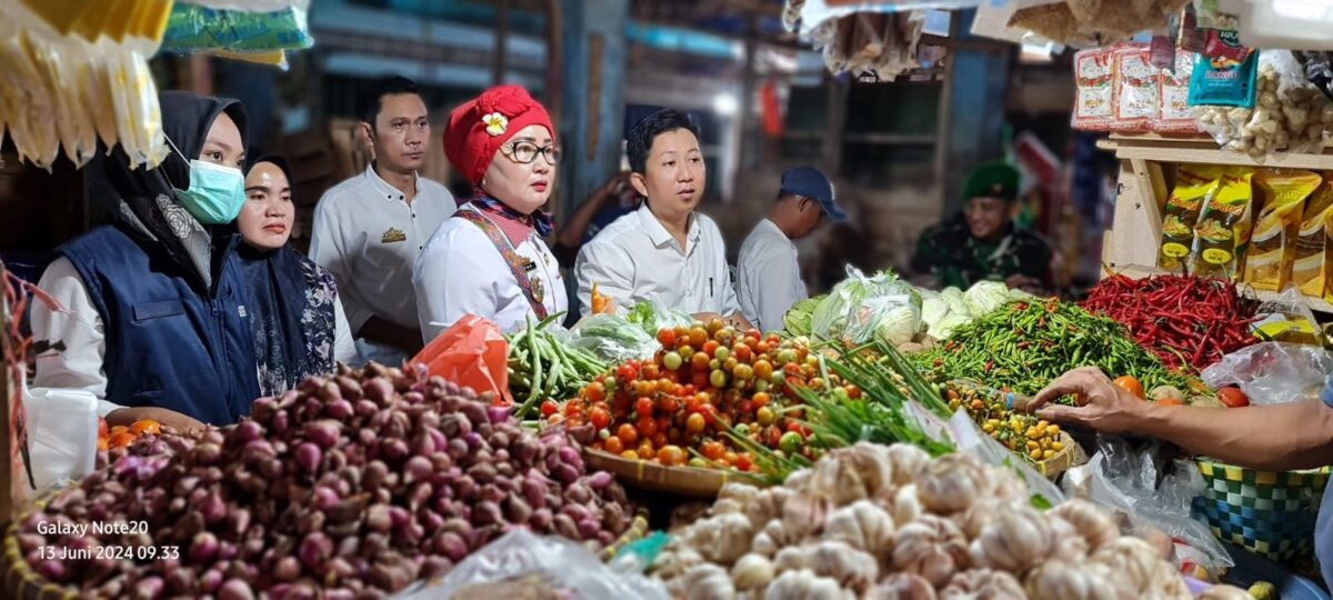 Kepala Dinas Koperindag Tanggamus bersama forkopimda saat melaksanakan sidak pasar tradisional, Kamis (13/6/2024).