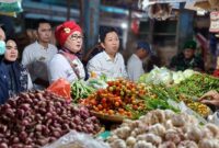 Kepala Dinas Koperindag Tanggamus bersama forkopimda saat melaksanakan sidak pasar tradisional, Kamis (13/6/2024).