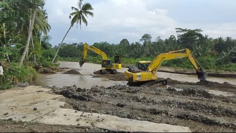 Proses Perbaikan Tanggul dan Normalisasi Sungai di Pekon Negara Batin Menggunakan Excavator. Foto :Herdi.