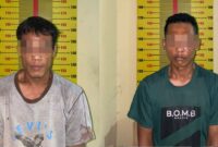 Kedua Pria Tersangka Penyalahgunaan Narkoba Jenis Sabu saat Diamankan di Polres Pringsewu. Foto : Polres Pringsewu. 