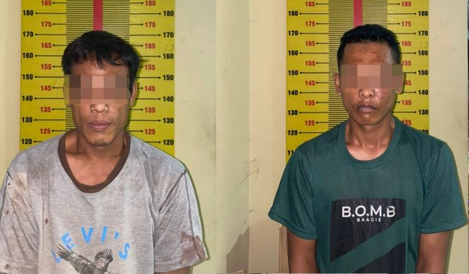 
 Kedua Pria Tersangka Penyalahgunaan Narkoba Jenis Sabu saat Diamankan di Polres Pringsewu. Foto : Polres Pringsewu. 