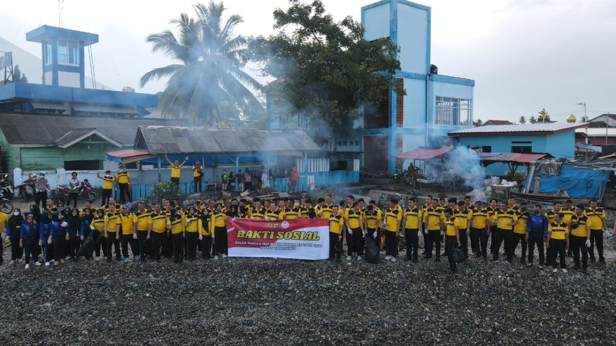 Personel Polres Tanggamus saat mengadakan kegiatan Bhakti Sosial (Baksos) dengan membersihkan pantai di Dermaga 2 Kota Agung, pada Sabtu, 15 Juni 2024. Foto: Humas Polres Tanggamus.