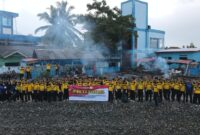 Personel Polres Tanggamus saat mengadakan kegiatan Bhakti Sosial (Baksos) dengan membersihkan pantai di Dermaga 2 Kota Agung, pada Sabtu, 15 Juni 2024. Foto: Humas Polres Tanggamus.