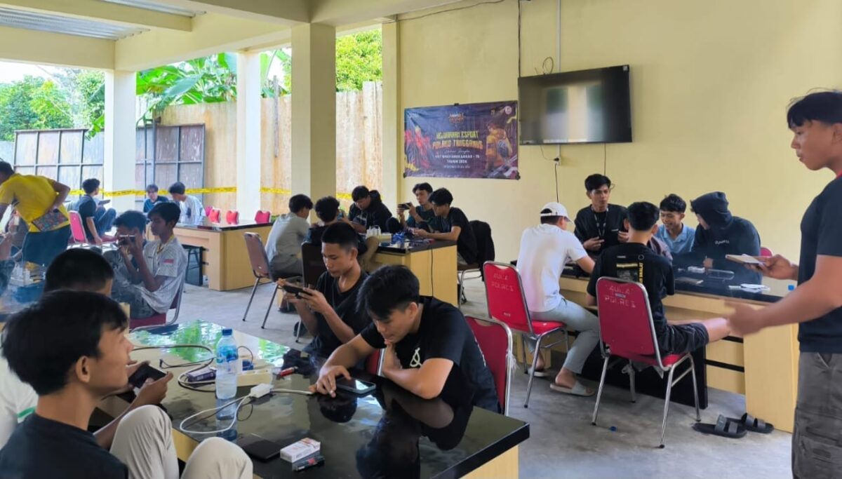 Peserta Lomba E-Sport Mobile Legend saat Mengikuti Lomba di Mapolres Tanggamus. Foto : Humas Polres Tanggamus.