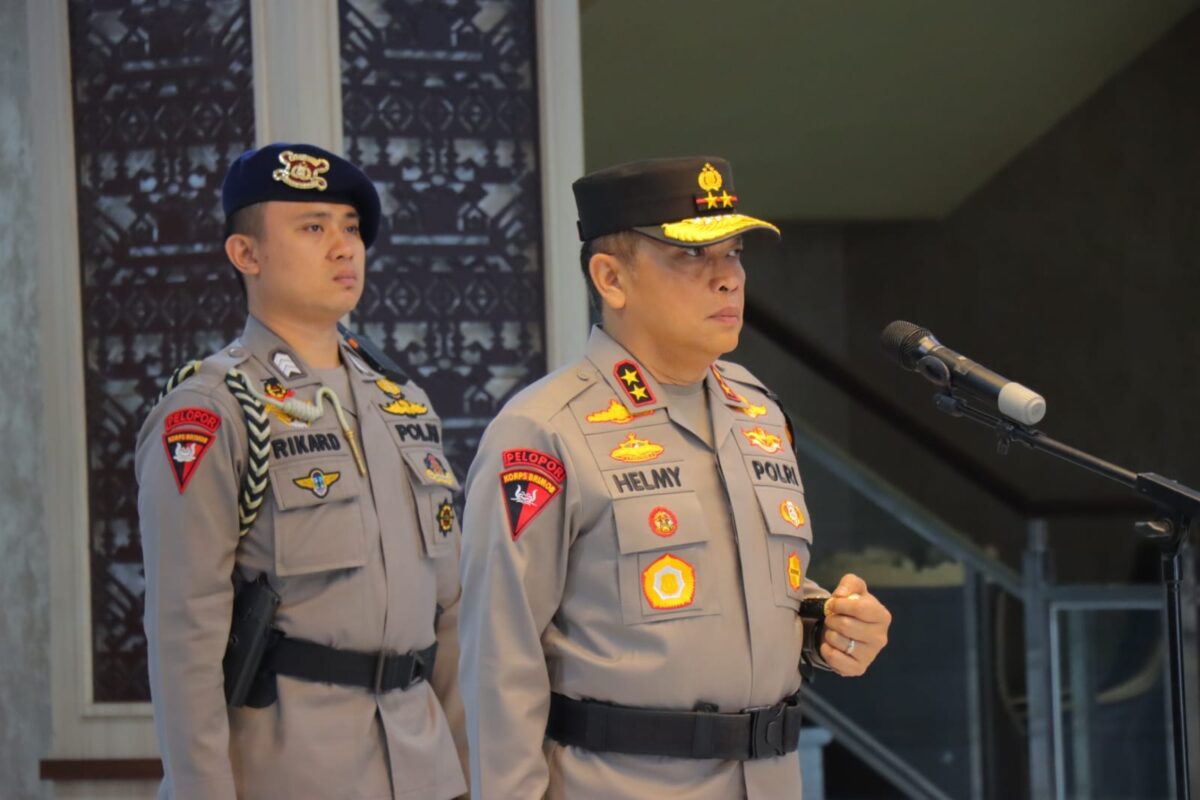 Kapolda Lampung Irjen Pol Helmy Santika S.H.S.I.K.M.Si saat Menjadi Inspektur Upacara Pemuliaan Nilai-Nilai Tri Brata Sambut Hari Bhayangkara Ke-78. Dok. Bidhumas Polda Lampung.