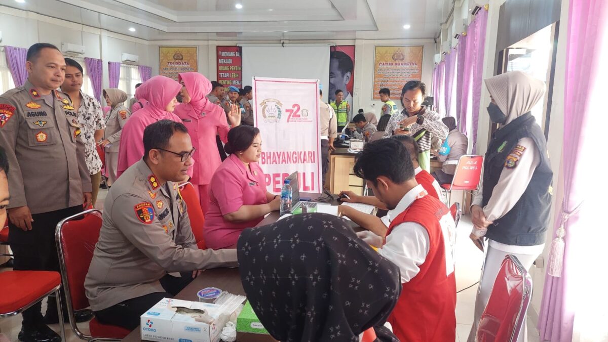 Kapolres Tanggamus AKBP Rinaldo Aser bersama Personel Polres Tanggamus saat Menggelar Donor Darah. Foto : Humas Polres Tanggamus. 