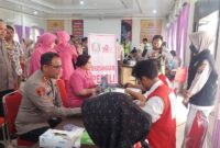 Kapolres Tanggamus AKBP Rinaldo Aser bersama Personel Polres Tanggamus saat Menggelar Donor Darah. Foto : Humas Polres Tanggamus. 