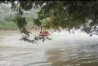Basarnas saat Melakukan Penyisiran di Sungai Semaka, Tanggamus, Senin 24 Juni 2024, sore. Foto : Edi Hidayat/Media Prioritastv.com.