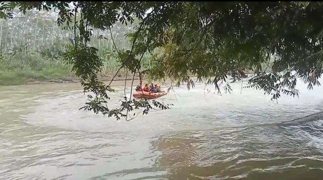 
 Basarnas saat Melakukan Penyisiran di Sungai Semaka, Tanggamus, Senin 24 Juni 2024, sore. Foto : Edi Hidayat/Media Prioritastv.com.