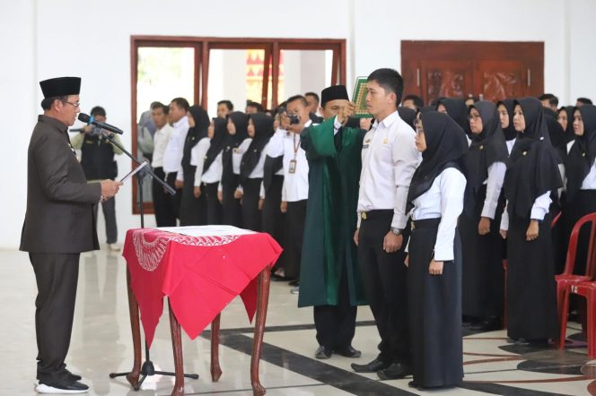 
 PPPK saat sedang diambil sumpah janji oleh Pj Bupati Lampung Barat di Ruangan Gedung Pancasila Kecamatan Balik Bukit, Pemda Setempat. Selasa (25/6/2024).
