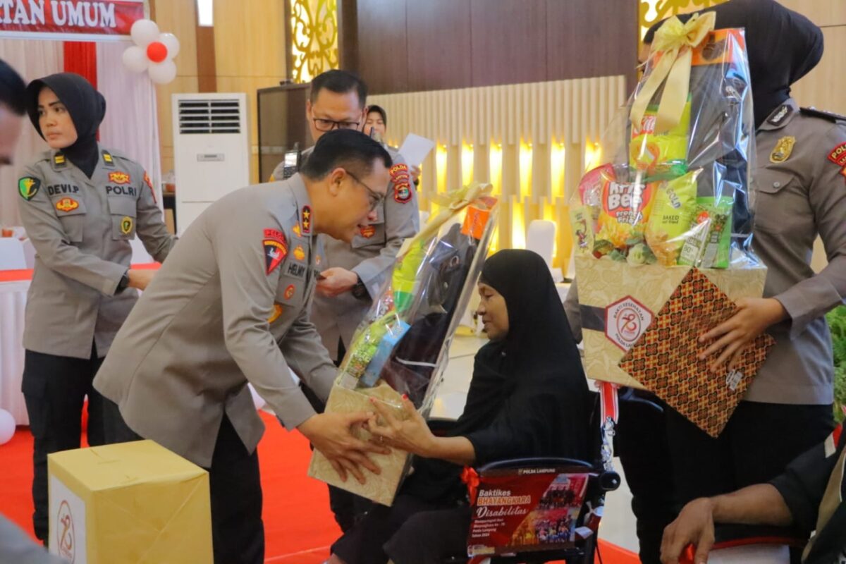 Kapolda Lampung Irjen Pol Helmy Santika S.H.S.I.K.M.Si, saat Membeerikan Bantuan kepada Penyandang Disabilitas. Dok. Bidhumas Polda Lampung. 