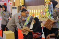 Kapolda Lampung Irjen Pol Helmy Santika S.H.S.I.K.M.Si, saat Membeerikan Bantuan kepada Penyandang Disabilitas. Dok. Bidhumas Polda Lampung.