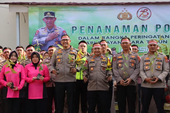 
 Polres Tanggamus dan Polsek Jajaran Serentak Tanam Seribu Pohon