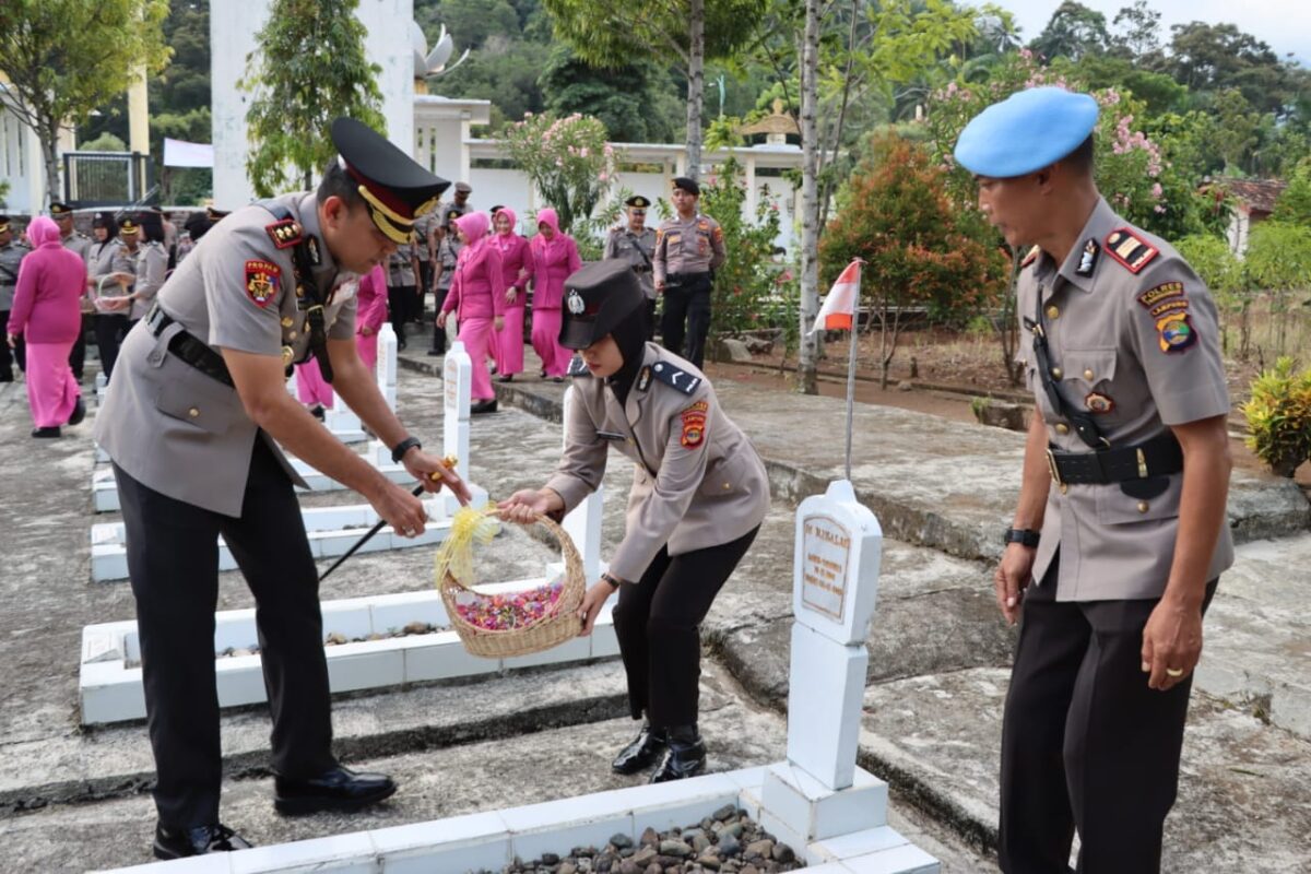 Kapolres Tanggamus AKBP Rinaldo Aser saat Melakukan Tabur Bunga di Makam Pahlawan Kota Agung. Foto : Humas Polres Tanggamus.